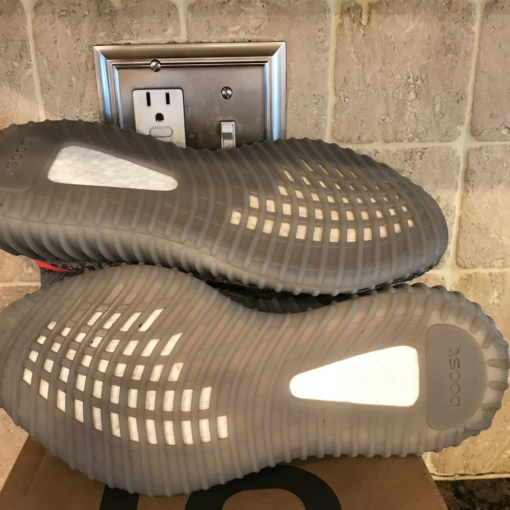 Yeezy Boost 350 V2 Beluga - Picture 3 of 8